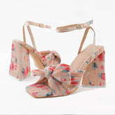 Sandalen mit Schleife und klobigem Absatz